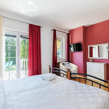 2 Bedroom Beautiful Apartment In Valtura מראה חיצוני תמונה
